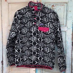 Patagonia Womans S Synchilla Fleece Snap Closure IKAT Fish Print Black White Pin